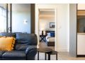 Stylish Unit with Balcony View near River and Park Apartment, Sydney - thumb 3