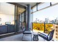 Stylish Unit with Balcony View near River and Park Apartment, Sydney - thumb 1