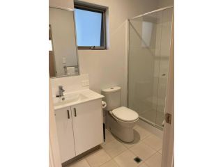 STYLISH 2BED CLOSE AIRPORT/SHOPS NETFLIX WIFI WINE Apartment, Perth - 4