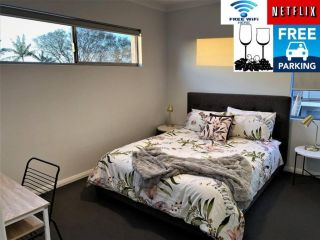 STYLISH 2BED CLOSE AIRPORT/SHOPS NETFLIX WIFI WINE Apartment, Perth - 2