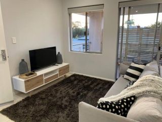 STYLISH 2BED CLOSE AIRPORT/SHOPS NETFLIX WIFI WINE Apartment, Perth - 3