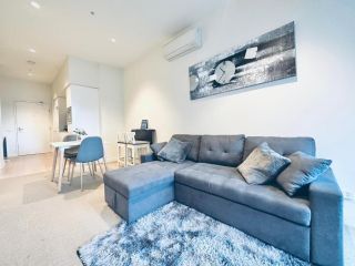 The Williams 2BR Pool Gym wifi balcony Apartment, Melbourne - 4