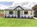 Stylish 3-Bed Bungalow in Prime Location Guest house, Mudgee - thumb 2