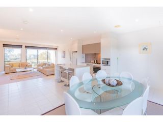 Stylish 3 Bedroom Condo Apartment, Torquay - 4