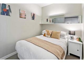 Stylish Apartment with Balcony, Great Amenities Apartment, Melbourne - 5