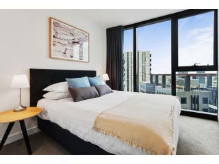 Stylish Stay with City Views & Entertaining Areas Apartment, Melbourne - 1