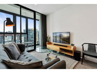 Stylish Stay with City Views & Entertaining Areas Apartment, Melbourne - 2