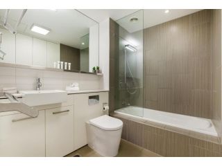 Stylish Apartment With Large Balcony and Parking Apartment, Melbourne - 3