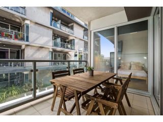 Stylish Apartment With Large Balcony and Parking Apartment, Melbourne - 5