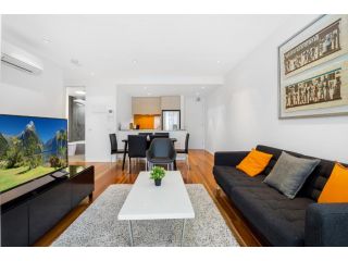 Stylish Apartment With Large Balcony and Parking Apartment, Melbourne - 2