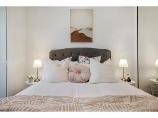 Impeccably Styled 2-bedroom CBD Apartment Apartment, Melbourne - 3