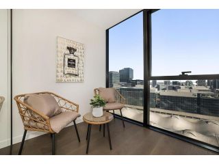 Impeccably Styled 2-bedroom CBD Apartment Apartment, Melbourne - 2