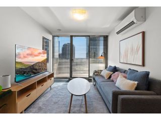 Stylish City Getaway with Panoramic Views Apartment, Melbourne - 2