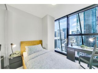 Stylish & Cozy 2BR Apt on Collins with City Views Apartment, Melbourne - 1