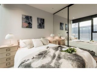 Stylish Melbourne CBD Lighthouse Apartment Apartment, Melbourne - 4