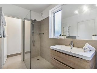 Spacious apartment within minutes of Acland Street Apartment, Melbourne - 3