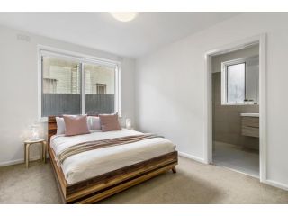 Spacious apartment within minutes of Acland Street Apartment, Melbourne - 1