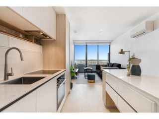 Balcony Unit with Parking, City Views & Pool Apartment, Melbourne - 5