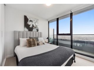 Balcony Unit with Parking, City Views & Pool Apartment, Melbourne - 3