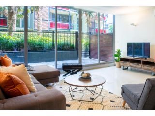 Stylish Port Melbourne Pad - Stylish, practical apartment near beach with outdoor terrace, gym and pool! Apartment, Melbourne - 2