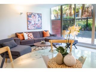 Stylish Port Melbourne Pad - Stylish, practical apartment near beach with outdoor terrace, gym and pool! Apartment, Melbourne - 1