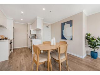 Stylish Unit with Balcony & Pool near Crown Casino Apartment, Melbourne - 1