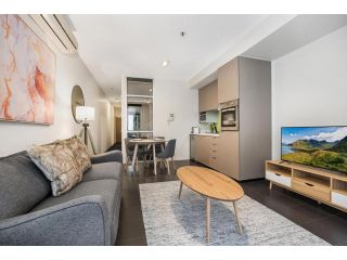 Ground Floor Terrace Unit near Edinburgh Gardens Apartment, Melbourne - 3