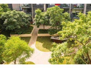 Sunny Balcony Over a Calm Private Garden Apartment, Melbourne - 4