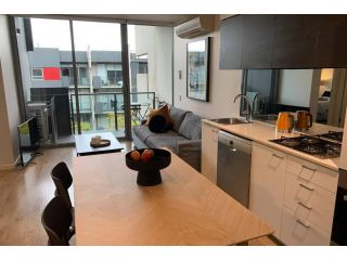 Sunny Balcony Over a Calm Private Garden Apartment, Melbourne - 1