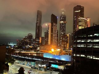 â€˜Sunrise on Auraâ€™ Apartment with stunning views. Apartment, Melbourne - 1