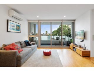 Tasteful St Kilda Apartment with Private Balcony Apartment, Melbourne - 1