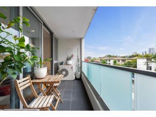 Tasteful St Kilda Apartment with Private Balcony Apartment, Melbourne - 2