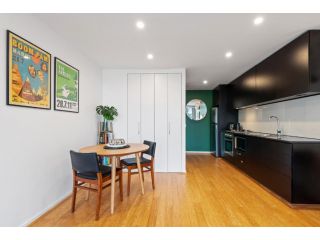 Tasteful St Kilda Apartment with Private Balcony Apartment, Melbourne - 5