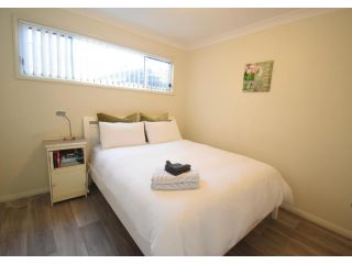 The Beach Pad * Pet Friendly Stay Guest house, Blackwall - 1