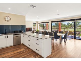 The Links - fairway views, walk to town, air-con Guest house, Dunsborough - 3