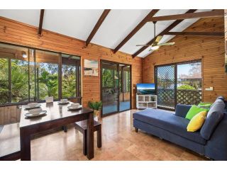 The Palms - Cabin 2 Guest house, Mylestom - 2