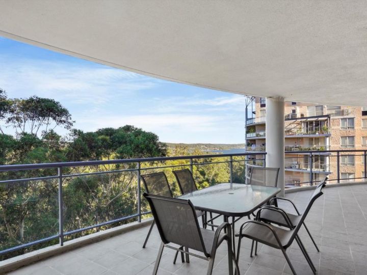 Beautiful Family Retreat with Large Balcony & Pool Apartment, Gosford - imaginea 1