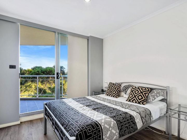 Beautiful Family Retreat with Large Balcony & Pool Apartment, Gosford - imaginea 10