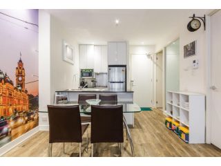 Tram Stop 5 - Stylish 2 Bedroom in downtown Melbourne Apartment, Melbourne - 5