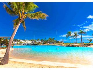 Tropical Marina Lifestyle at The Port of Airlie Apartment, Airlie Beach - 1