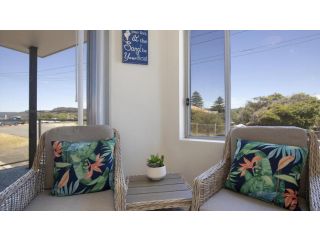 Umina Beach Ocean View - Waterfront Umina Beach Guest house, Ettalong Beach - 3