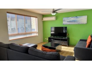 Unit 3 'kings Cove', Kings Beach Guest house, Caloundra - 1