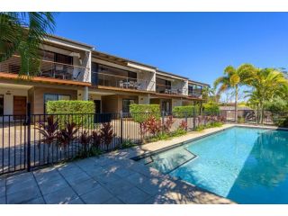 Unit 3 Rainbow Surf - Modern, double storey townhouse with large shared pool, close to beach and shop Guest house, Rainbow Beach - 2