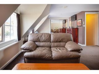 Upstairs Studio Apartment with street access Apartment, Melbourne - 4