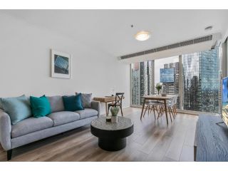 Views and hotel-style extras in a great location Apartment, Melbourne - 3