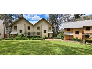 Villa Dion, 3 Bedroom Private Villa, Cypress Lakes Resort, KING & SINGLE BEDS Apartment, Pokolbin - 2