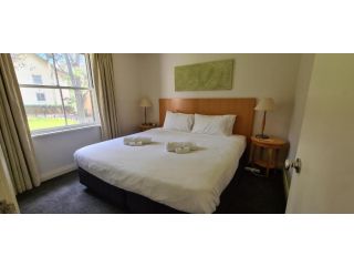 Villa Dion, 3 Bedroom Private Villa, Cypress Lakes Resort, KING & SINGLE BEDS Apartment, Pokolbin - 3