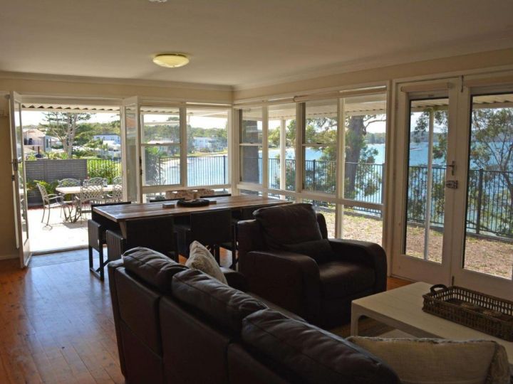 Wanda Magic&#x27; 19 Randall Drive - beautiful water front house Guest house, Salamander Bay - imaginea 12