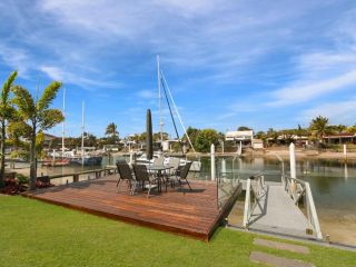 WATERFRONT HOME BORDERING MOOLOOLABA Guest house, Buddina - 1