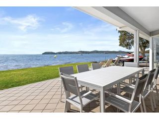 Waterfront Wonderland Foreshore Drive 41 Guest house, Salamander Bay - 1